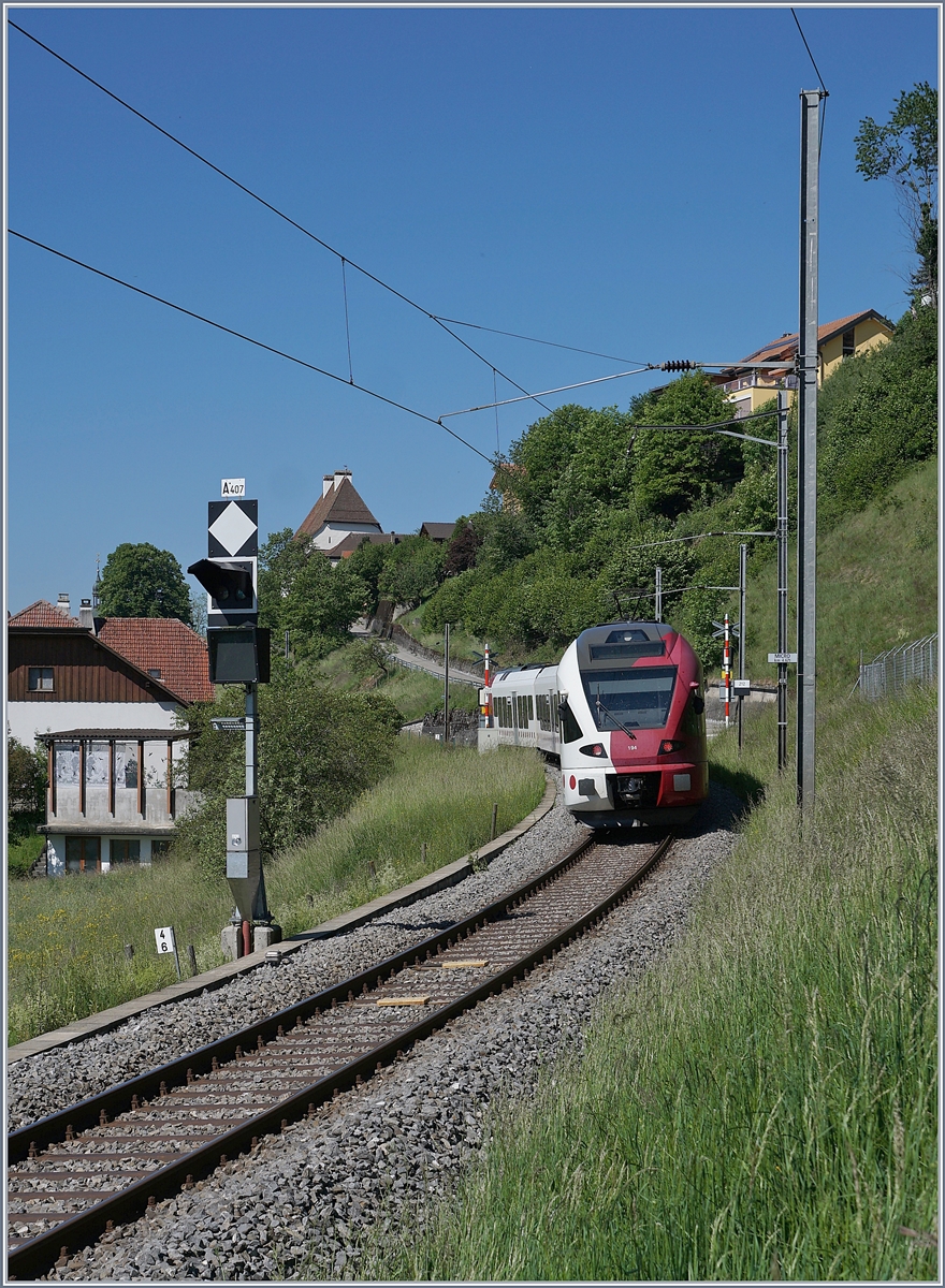 Der TPF RABe 527 194 auf dem Weg Richtung Romont passiert das Einfahrt Signal von Vaulruz (Nord). Seit der Inbetriebnahme des TPF RE Konzeptes bedienen die Züge zwischen Bulle und Romont keine weiteren Station, doch ist geplant, Zwischenbahnhöfe wieder in Betrieb zu nehmen, so dass wohl auf absehbare Zeit zum Schmalspurbahnhof  Vaulruz Sud  auch wieder ein Normalspurbahnhof  Vaulruz Nord  geben wird. 

19. Mai 2020