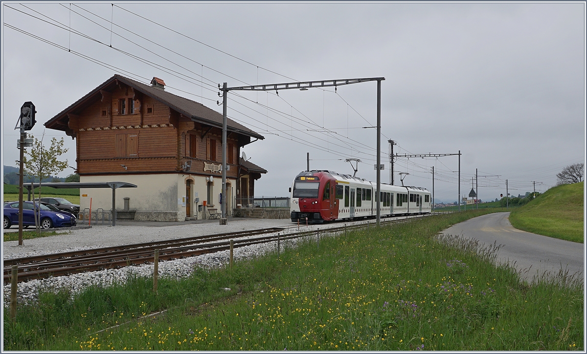 Der TPF  SURF Be 2/4 / B / ABe 2/4 104 als S 50 nach Palézieux unterwegs erreicht den schmucken Bahnhof von Vaulruz Sud. 

12. Mai 2020