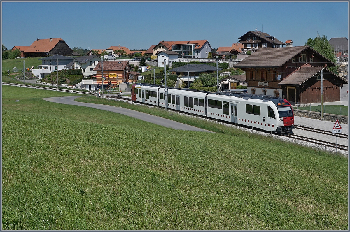 Der TPF SURF Be 2/4 / B / ABe 2/4 101 als 50 nach Bulle wartet in Vaulruz Sud auf die Weiterfahrt. 

19. Mai 2020