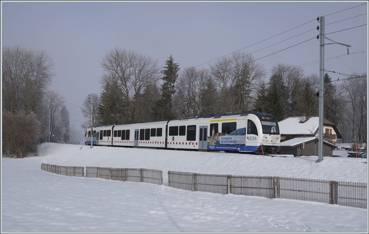 Der TPF SURF Be 2/4 - B - ABe 2/4 106 verlässt Semsales in Richtung Bulle. 

22. Dez. 2021