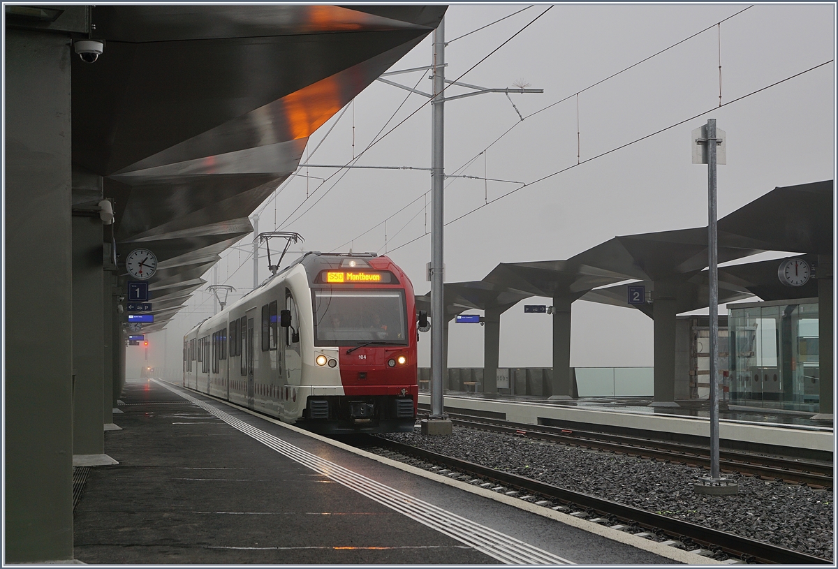 Der TPF SURF Be 2/4 104 wartet in Châtel St-Denis auf die Weiterfahrt nach Montbovon.

1. Dez. 2019