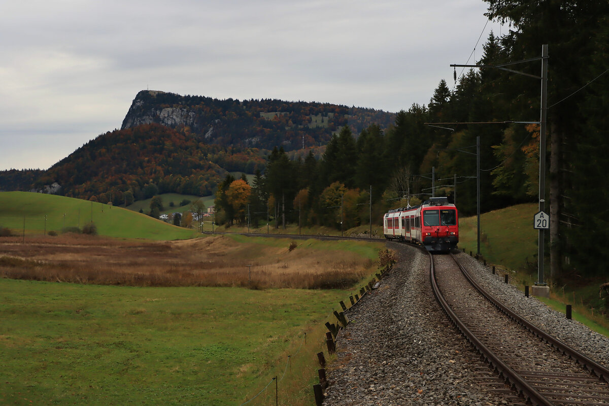 Der TRAVYS Pendelzug mit Triebwagen 560 384 im steilen Abstieg von Le Séchey nach Les Charbonnières. Im Hintergrund thront der markante und weitherum sichtbare Dent de Vaulion. 19.Oktober 2021  