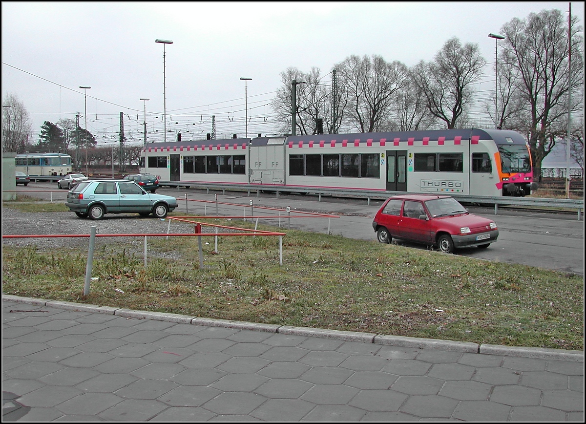 Der Ur-GTW der MThB, 596 671-8. Allerdings zu dem Zeitpunkt schon unter den Fittichen der neu gegr�ndten Thurbo, noch als Seeh�sle unterwegs. Wegen seiner vielen Kinderkrankheiten und schlechter Pflege durch die Thurbo Deutschland steht hinten der Uerdinger Schienenbus parat. Radolfzell, Januar 2003.