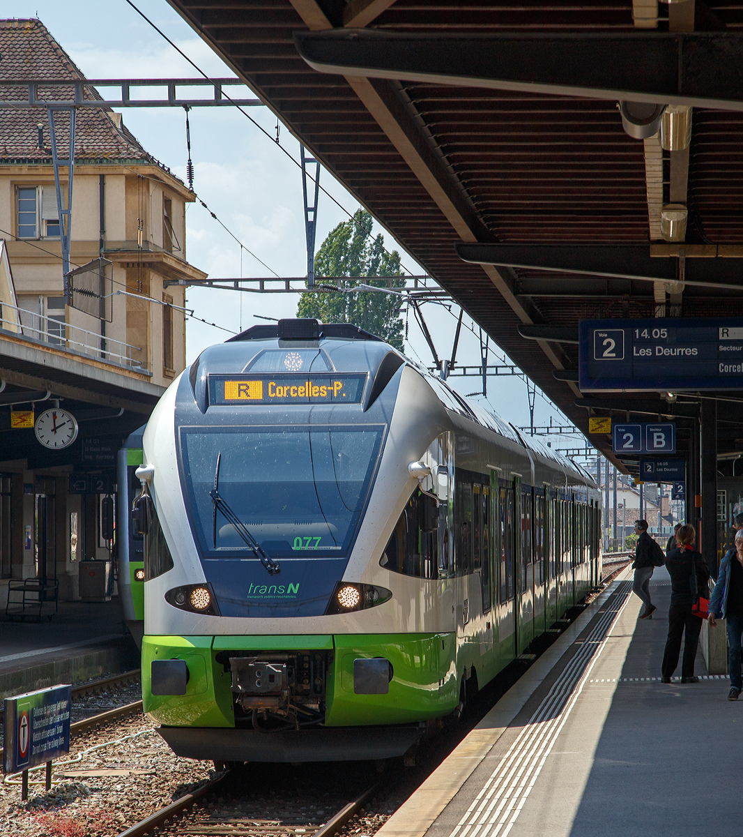 
Der vierteilige Flirt RABe 523 077 (RABe 94 85 0 523 077-1 CH-TRN) der transN (Transports Publics Neuchâtelois, ex TRN und TN) am 18.05.2018 als RB nach Corcelles-Peseux beim Halt im Bahnhof Neuchâtel (Neuenburg).

Die vierteiligen Stadler FLIRT 074 bis 077 der transN werden als RABe 523 (RABe 94 85 0 523 0xx-x CH-TRN) geführt und nicht als RABe 527. Die amtliche Initialen und international gültige Fahrzeughalterkennzeichen lauten TRN (weil maximal fünf Buchstaben möglich sind).

