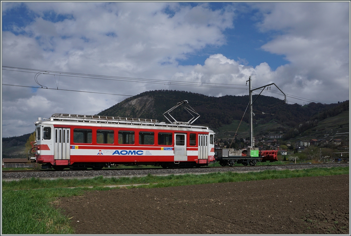 Der Winter ist vorbei! Der AOMC Xeh 4/4 512  Val d'Illiez  fährt mit dem X2 957 Richtung Aigle. Es dürfte eine der letzten Fahrten des Xeh sein, denn schon ab dem 25. April 2016 wird die AOMC für einen freizügigeren Fahrzeugaustauch den übrigen TPC Strecken (AL/ASD) angeglichen, wobei nur die Beh 4/8 591 und 592 für das andere Stromsystem und Zahnstange umgerüstet werden. Bei Villy, den 7. April 2016
