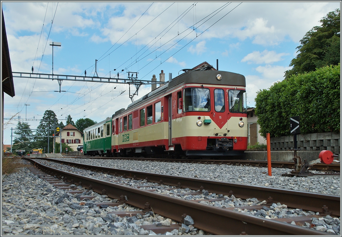 Der von der YSteC übernommene Be 4/4 15 wartet in L'Isle Mont la Ville auf die Rückfahrt nach Apples.
30. Juni 2014