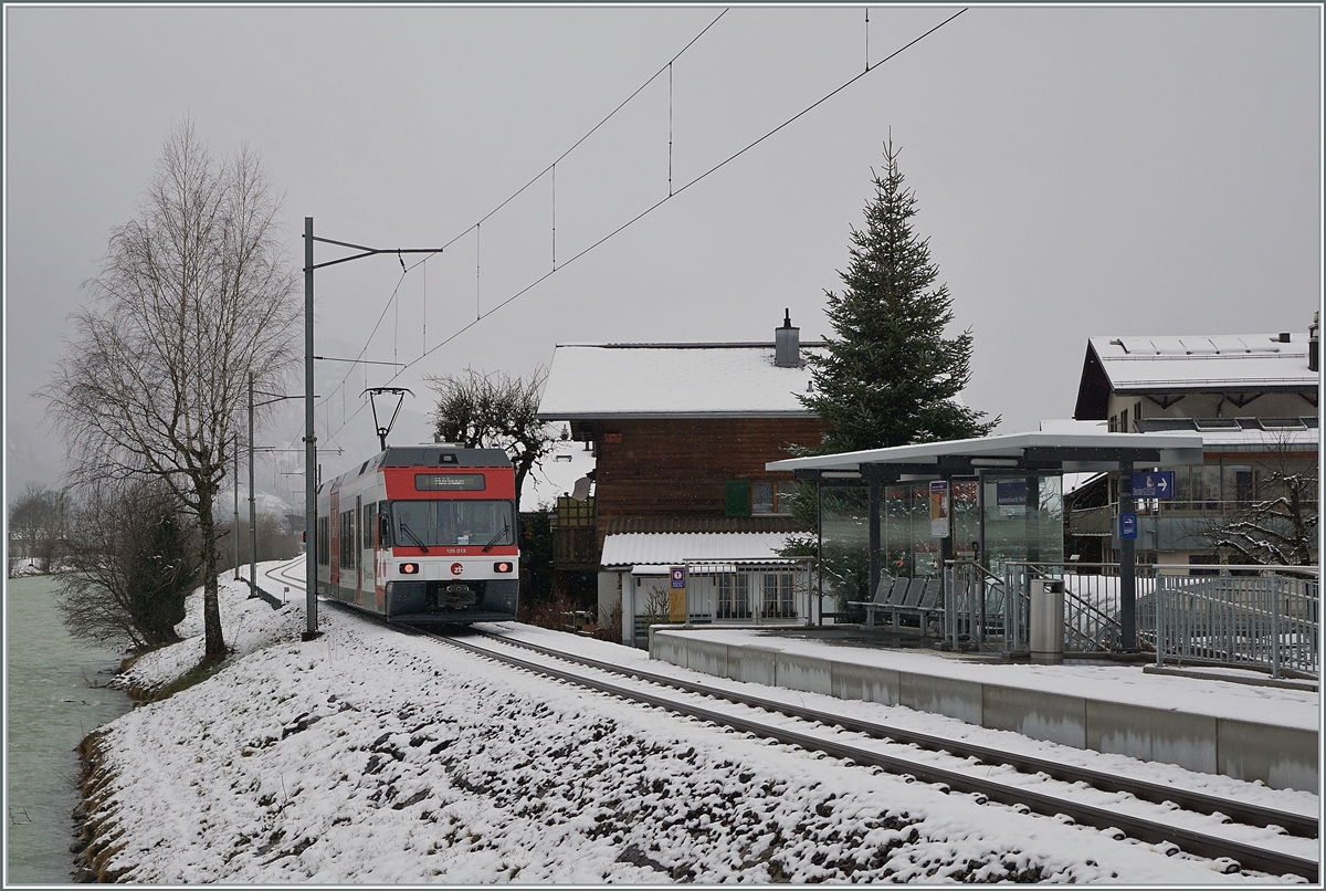 Der Zentralbahn Be 125 013 (90 85 847 0013-6) verlässt auf dem Weg von Innertkichen nach Meiringen die Haltstelle Aareschlucht West. 

16. März 2021