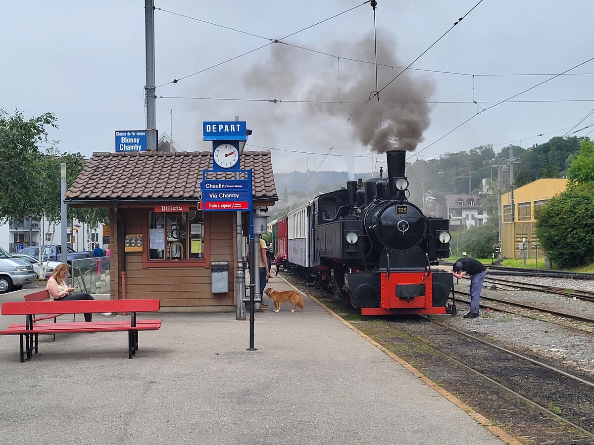 Der Zug nach Chaulin mit der SEG G 2x 2/2 105 der Blonay-Chamby Bahn wird in Blonay für die baldige Abfahrt vorbereitet.
8. Juni 2024