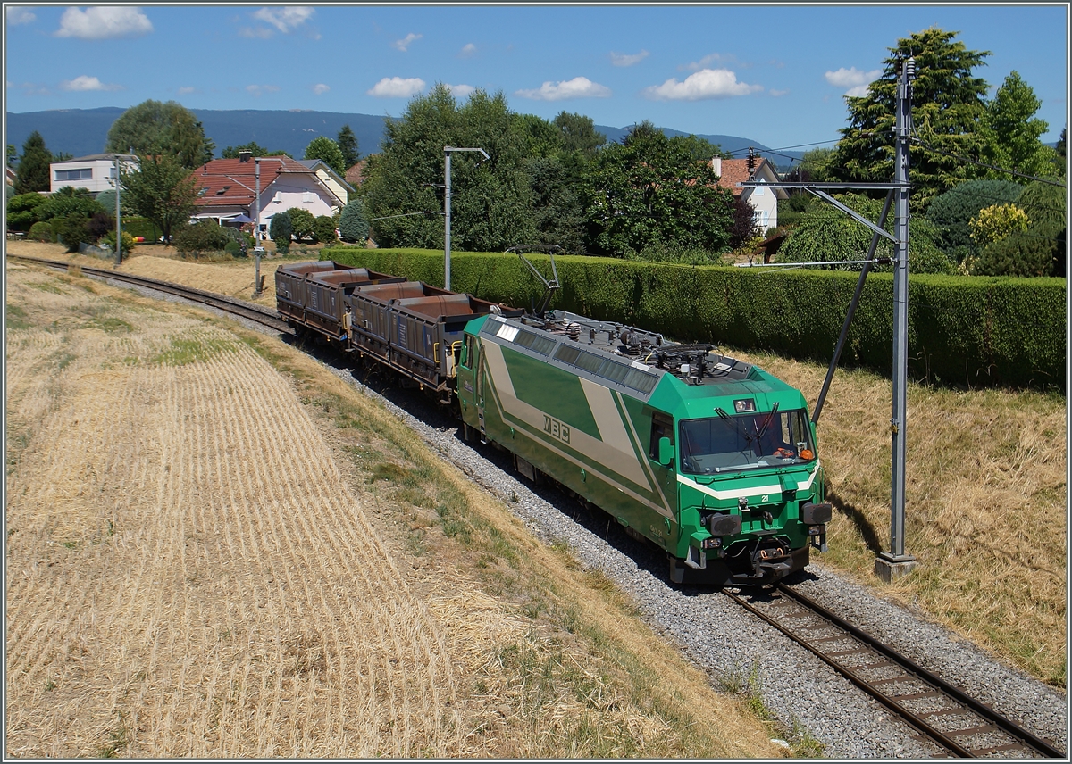 Der zwischen Les Marains und Vufflens Le Château fotografiete Güterzug ins ein artrein BAM-Zug; neben den Te III hat die BAM kürzlich auch solche Güterwagen und sogar eine Re 4/4 II beschaft. 
21. Juli 2015
