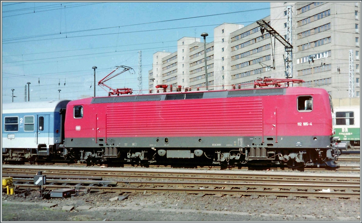 Deutsche Bundesbahn 112 185-4 in Berlin Lichtenberg.
April 1994 
