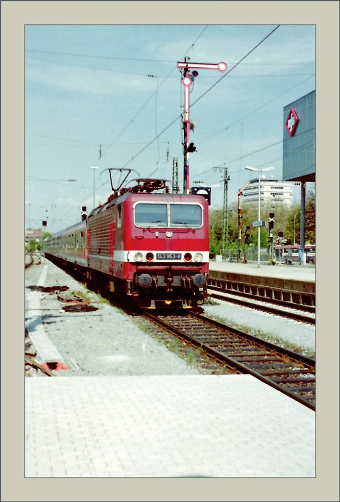Die 143 953-8 erreicht mit einem RB/RE Freiburg im Breisgau, welches damals noch über Formsignale verfügte. 
(Gescanntes Bild) 
April 1998