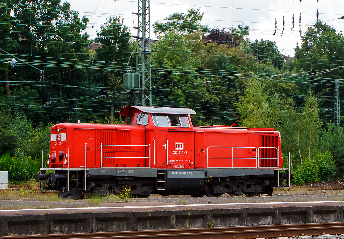 Die 212 310-7 (92 80 1 212 310-7 D-DB) der DB Fahrwegdienste GmbH, ex DB V 100 2310, rangiert am 25.08.2014 im Bahnhof Treysa. 

Die V 100.20 wurde 1966 von MaK unter der Fabriknummer 1000357 gebaut, 2004 erfolgte die z-Stellung, im August 2008 erfolgte die Wiederinbetriebnahme nach einer Modernisierung. Sie hat nach meiner Sichtung die Zulassung für Deutschland und die Schweiz.