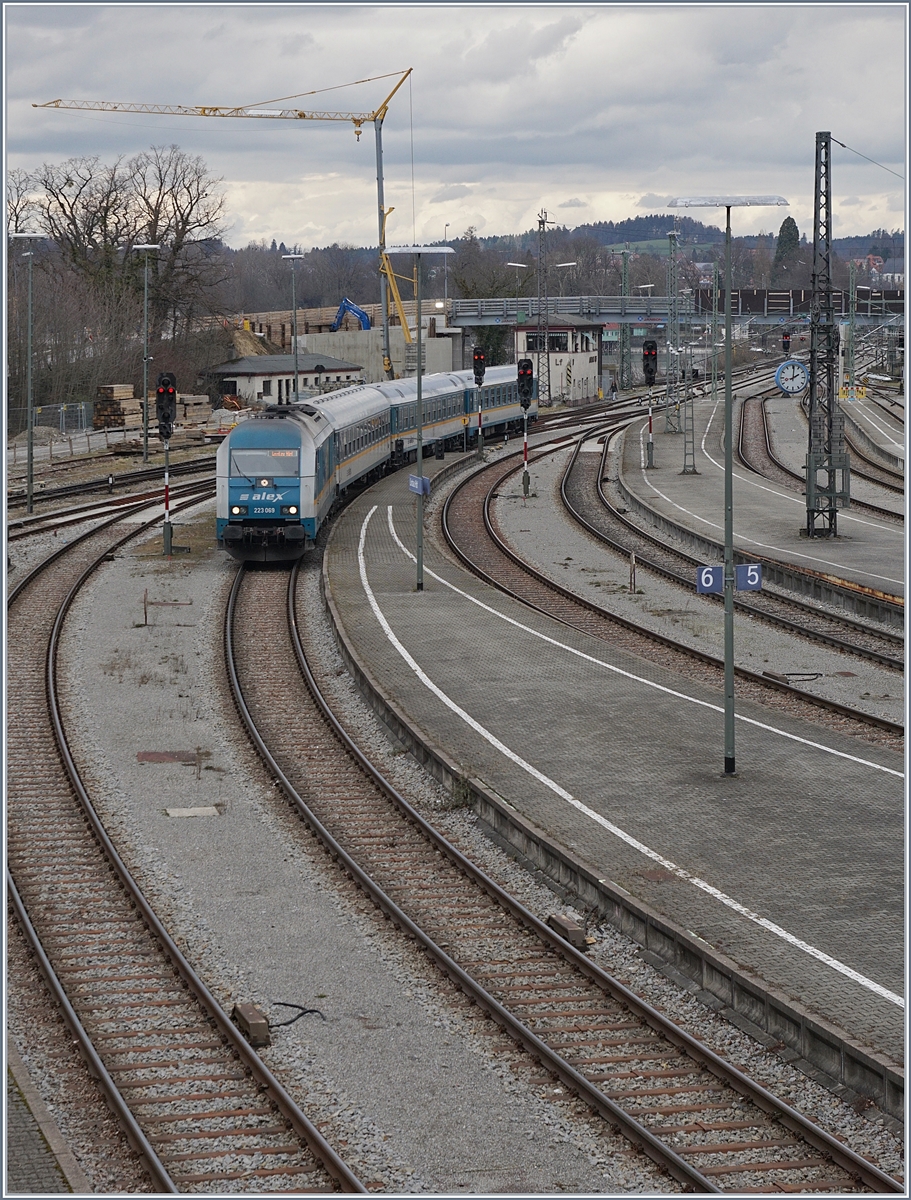 Die 223 069 erreicht mit ihrem Alex von M�nchen kommend ihr Ziel Lindau Hbf. 
16. M�rz 2018