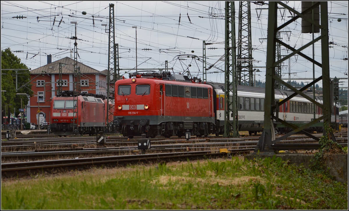 Die 56 Jahre alte 115 114-4 fährt aus Singen mit IC Zürich-Stuttgart aus. Mai 2014.
