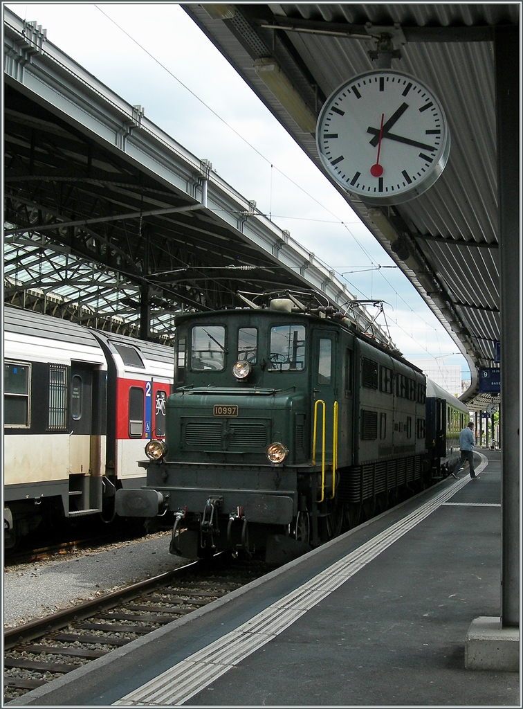 Die Ae 4/7 10997 mit dem nur aus einem Wagen bestehenden Sonderzug zur Tatoo -Vorstellung in Basel wartet in Lausanne auf die Abfahrt. 
25. Juli 2015