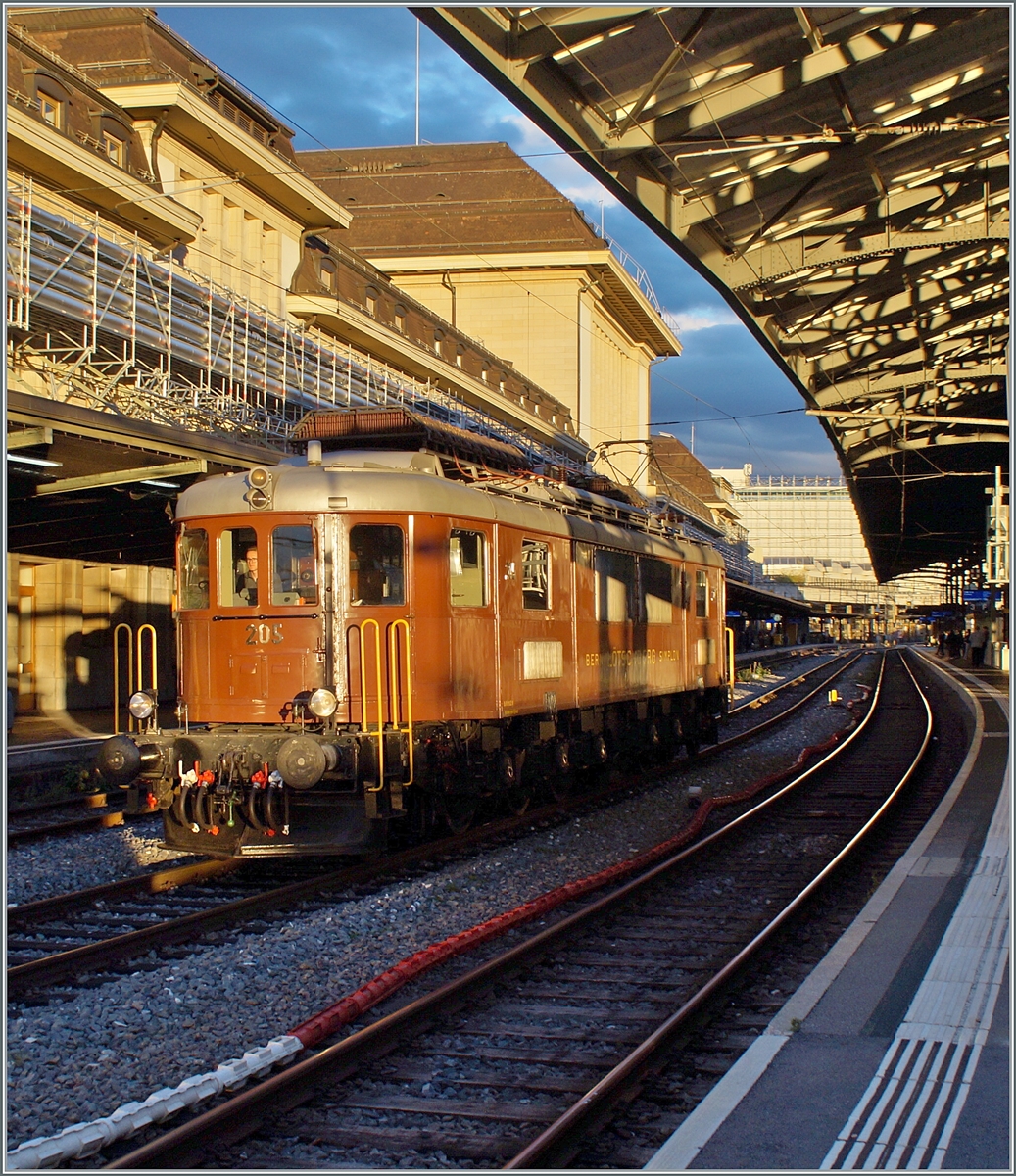 Die Ae 6/8 205 rangiert im späten Abendlicht in Lausanne um ihren (hier nicht zu sehenden) Extrazug der L'Association 141R568 zu umfahren. 

14. Okt. 2023