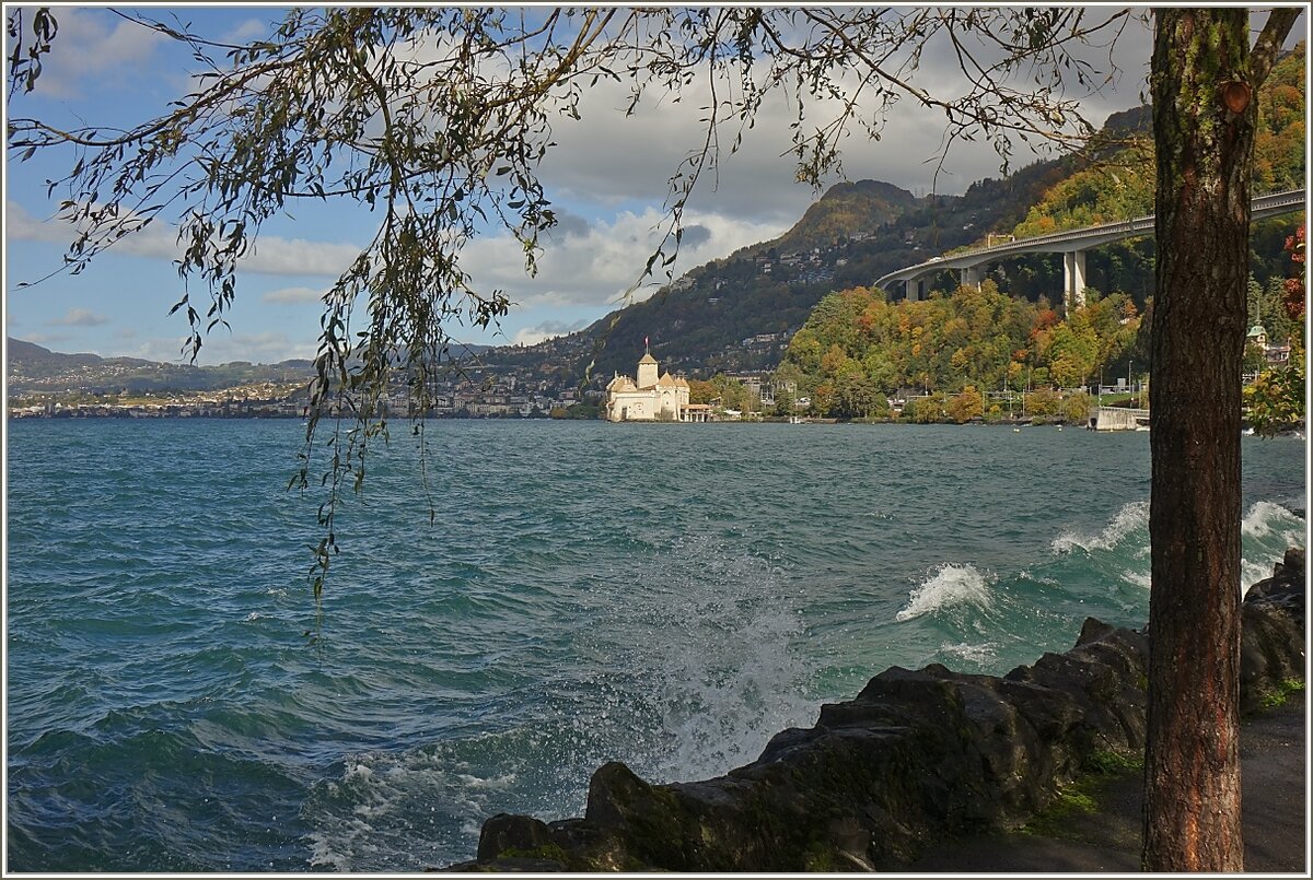 Die Ausläufer des Herbststurm unterstreichen die bezaubernde Herbstimmung am Genfersee, 
mit Blick auf das Château de Chillon. 
( 21.10.2021)