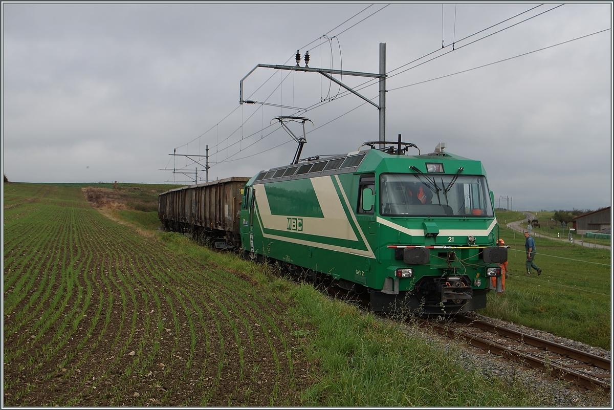 Die BAM MBC Ge 4/4 21 fährt mit ihren Eaos direkt zum Bauer, bzw. zu dessen Zuckerrüben, welche bei Mauraz auf offener Strecke verladen werden.
15.10.2014