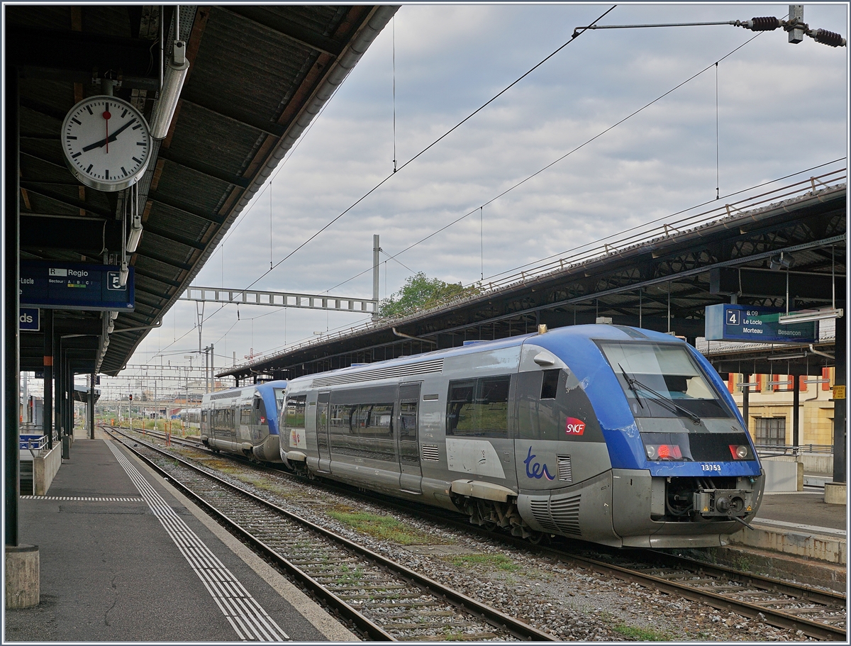 Die beiden SNCF X 73752 und 73753 warten in La Chaux-de-Fonds als TER 18108 nach Besançon-Viotte auf die baldige Abfaht.

12. August 2020