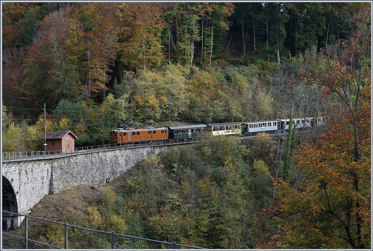 Die Bernina Bahn Ge 4/4 81 erreicht mit ihrem langen Zug  Vers-chez-Robert . 

27. Okt. 2019