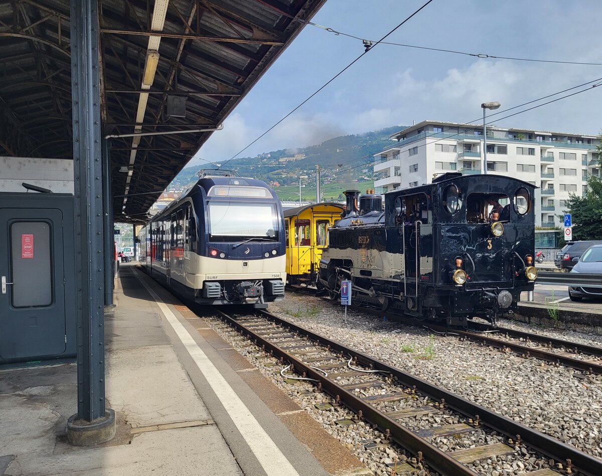 Die BFD HG 3/4 No 3 der Blonay Chamby Bahn  ist mit ihrem Riviera Belle Epoque Zug von (Chaulin*) - Blonay in Vevey angekommen 
Daneben stet der ABeh 2508 nach Les Pleiades. 
* Leerfahrt Chaulin - Blonay
27. Juli 2025