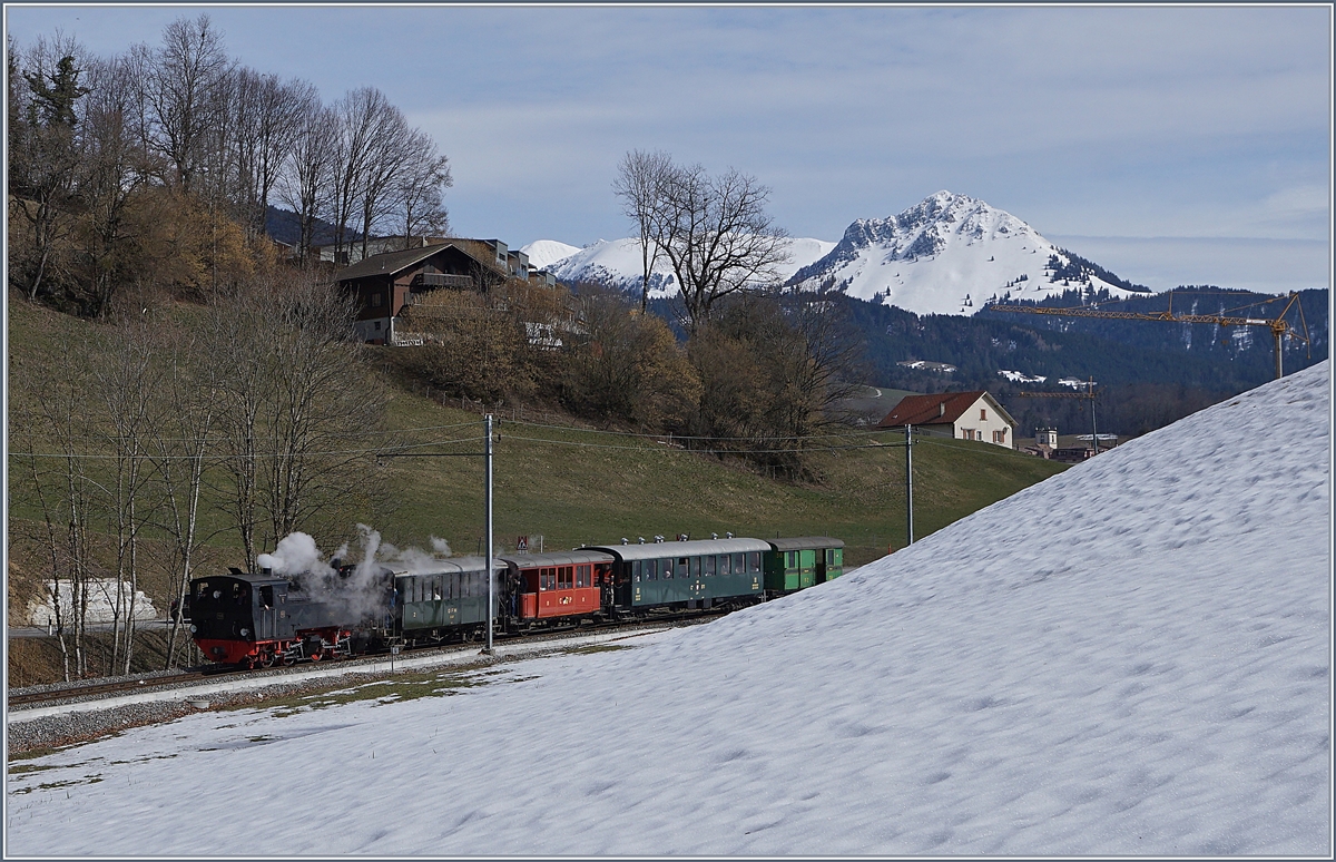 Die Blonay-Chamby G 2x 2/2 105 mit ihre Dampfzug auf dem Weg nach Palézieux kurz nach  Châtel St-Denis anlässlich der Umgestaltung der Bahnanlangen (Durchgangsbahnhof statt Spitzkehre) in Châtel st-Denis.
3. März 2019