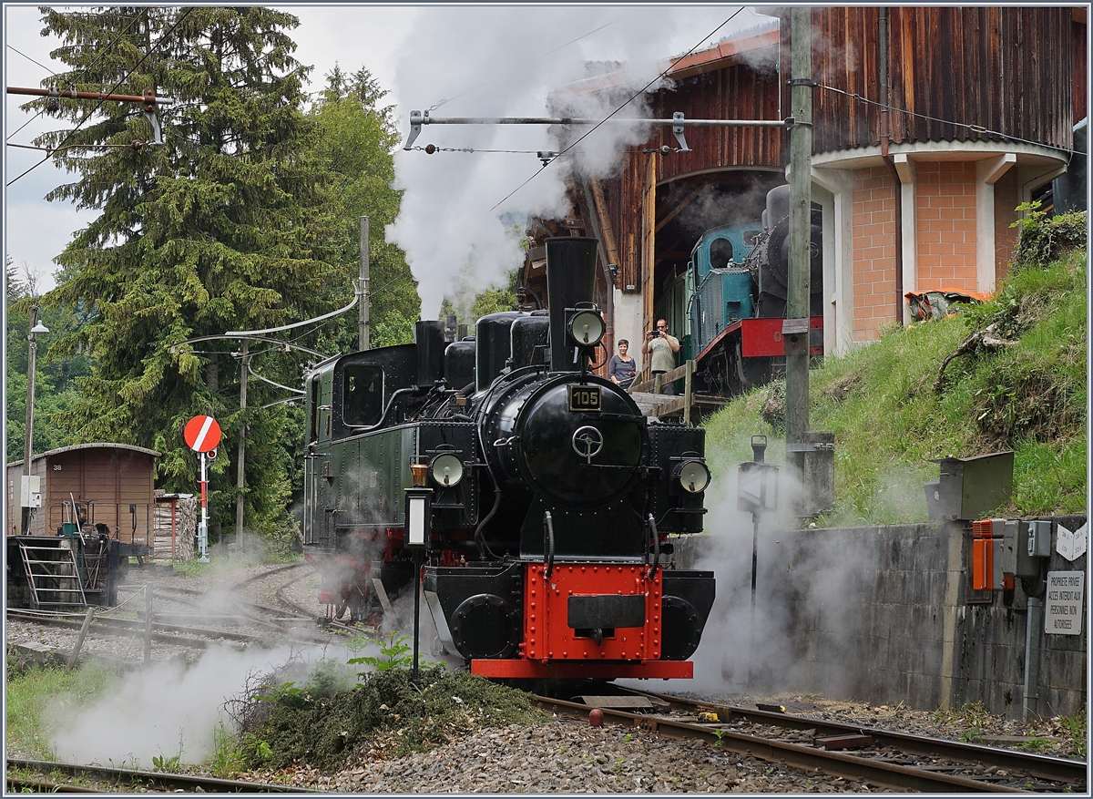 Die Blonay-Chamby G 2x 2/2 105 macht sich in Chaulin für die nachmittäglichen Dampfzüge bereit. 

13. Juni 2020