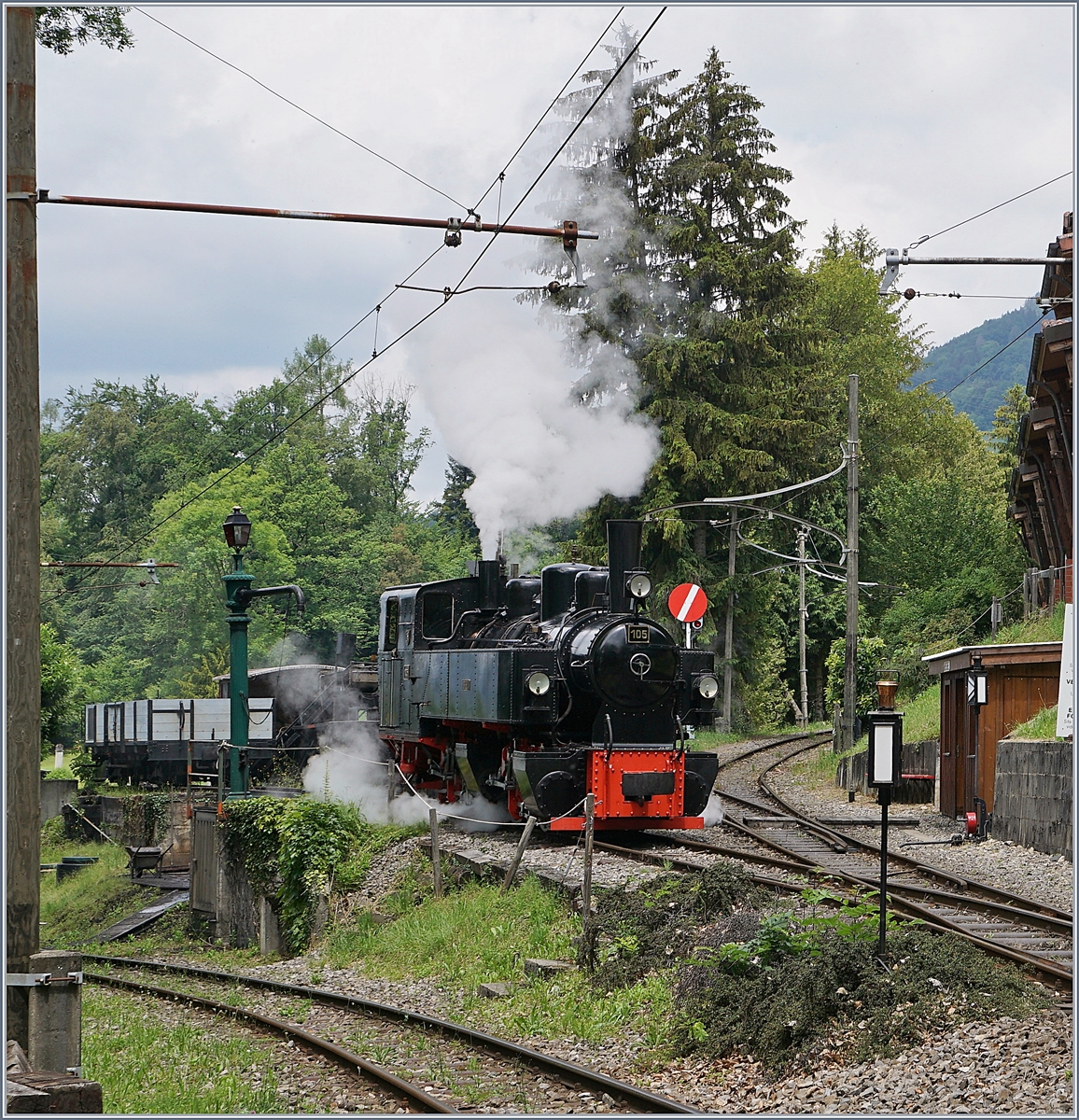Die Blonay-Chamby G 2x 2/2 105 macht sich in Chaulin für die nachmittäglichen Dampfzüge bereit.

13. Juni 2020