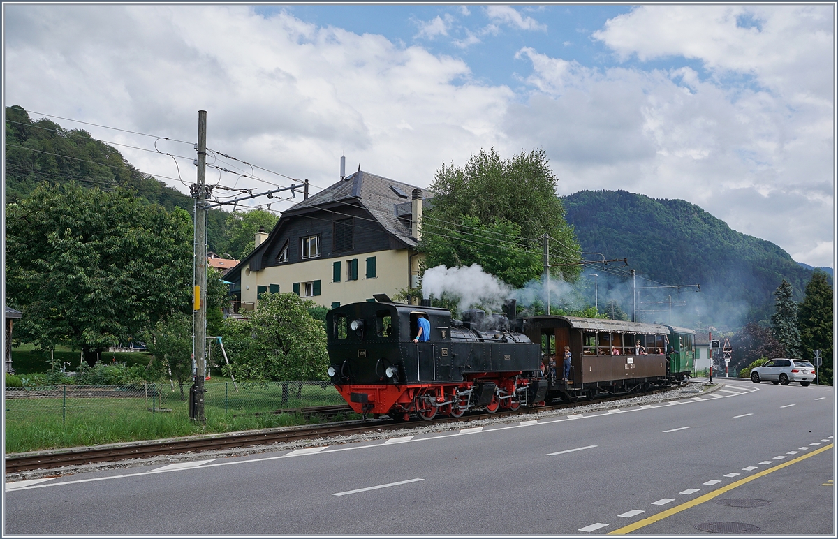 Die Blonay-Chamby G 2x 2/2 105 erreicht mit ihrem Dampfzug von Chaulin kommend Blonay.

28. Juni 2020
