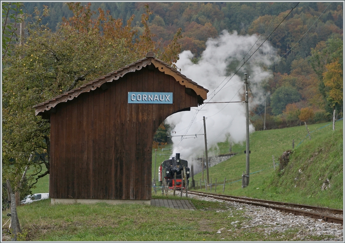 Die Blonay-Chamby G 2x 2/2 105 dampft mit ihrem Zug nach Chaulin die recht strak geneigte Strecke bei Cornaux hinauf.

18. Okt. 2020