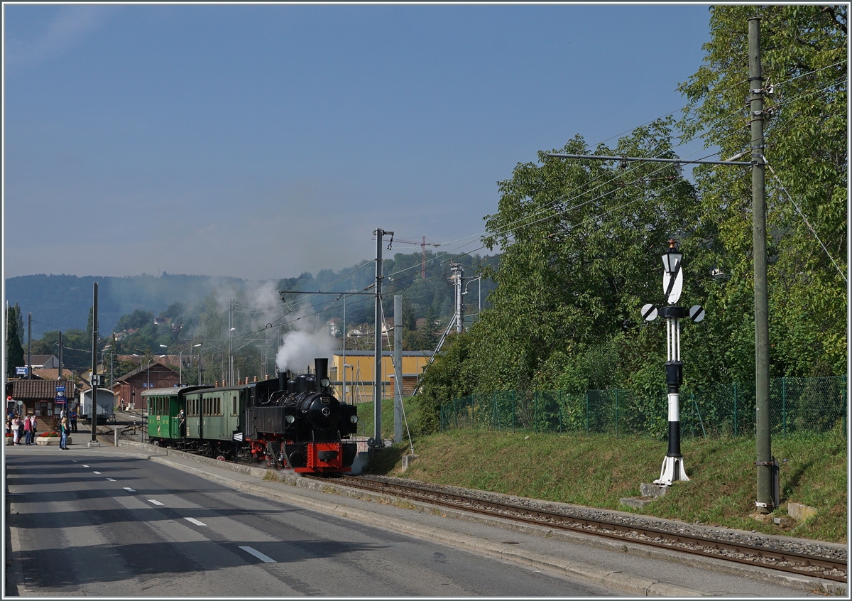 Die Blonay-Chamby G 2x 2/2 vrlässt mit ihrem Dampfzug Blonay in Richtung Chamby und wird gleich an der Hippschen Wenderscheibe, dem Ausfahrsignal vorbei fahren. 

19. Sept. 2020