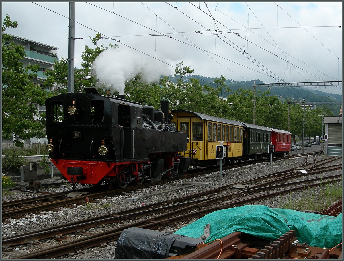 Die Blonay-Chamby G 2x 2/2 105 rangiert in Vevey ihren  Riviera Belle Époque  Zug. 

27. Juli 2014