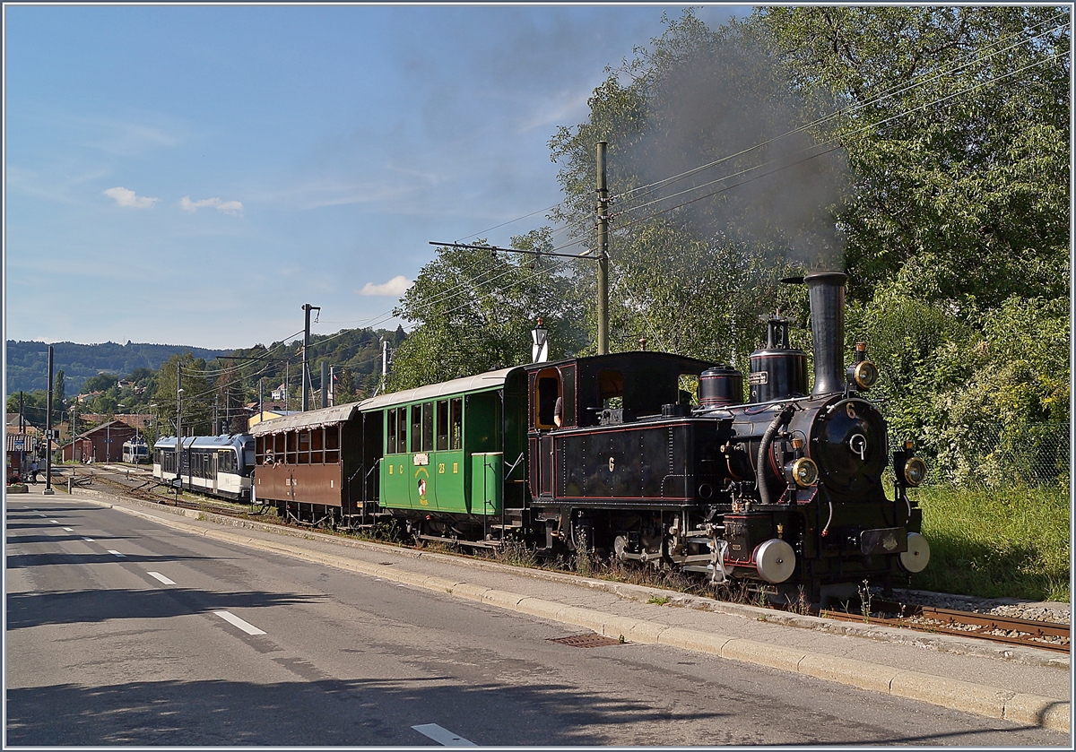 Die Blonay-Chamby G 3/3 N° 6 mit ihrem Dampfzug kurz nach der Abfahrt in Blonay. 

3. Aug. 2019