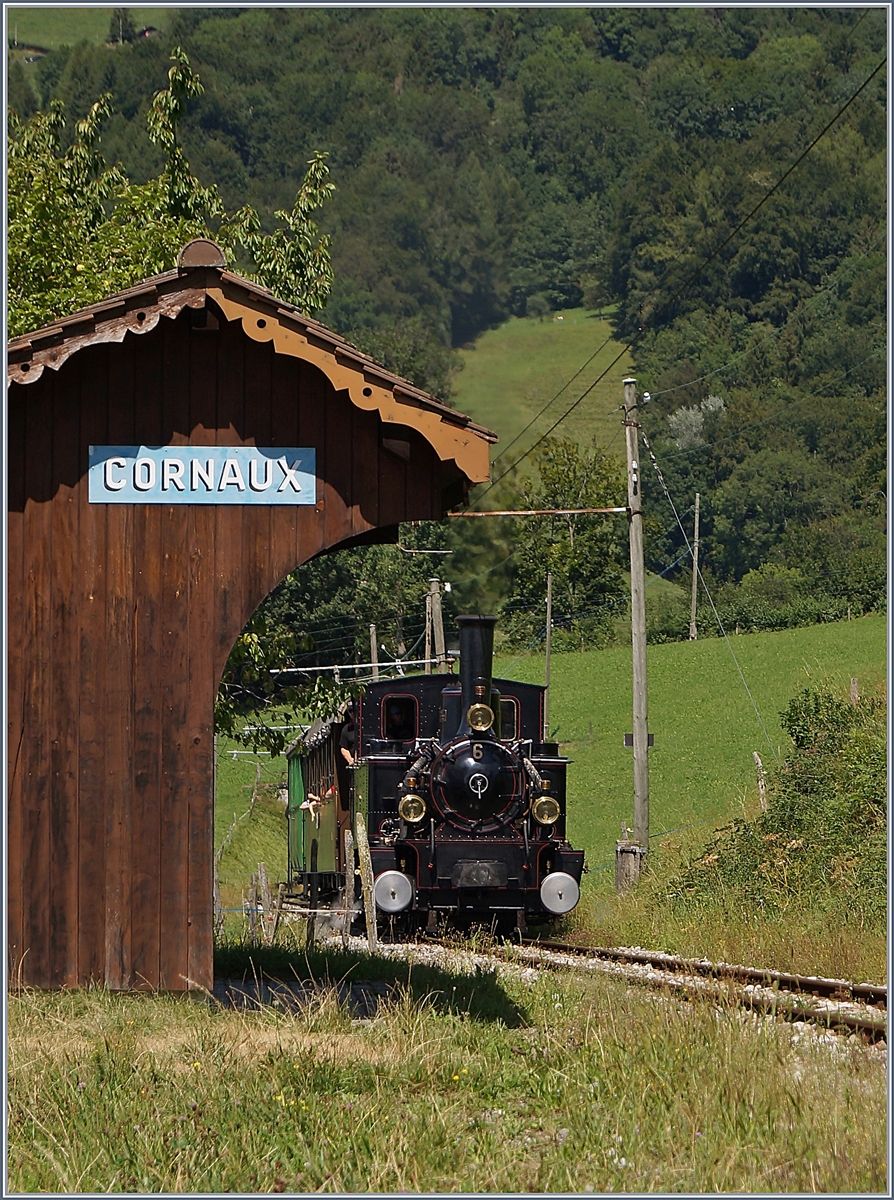Die Blonay-Chamby G 3/3 N° 6 erreicht mit ihrem Dampfzug den Bedarfshalt Cornaux. 

11. Aug. 2019