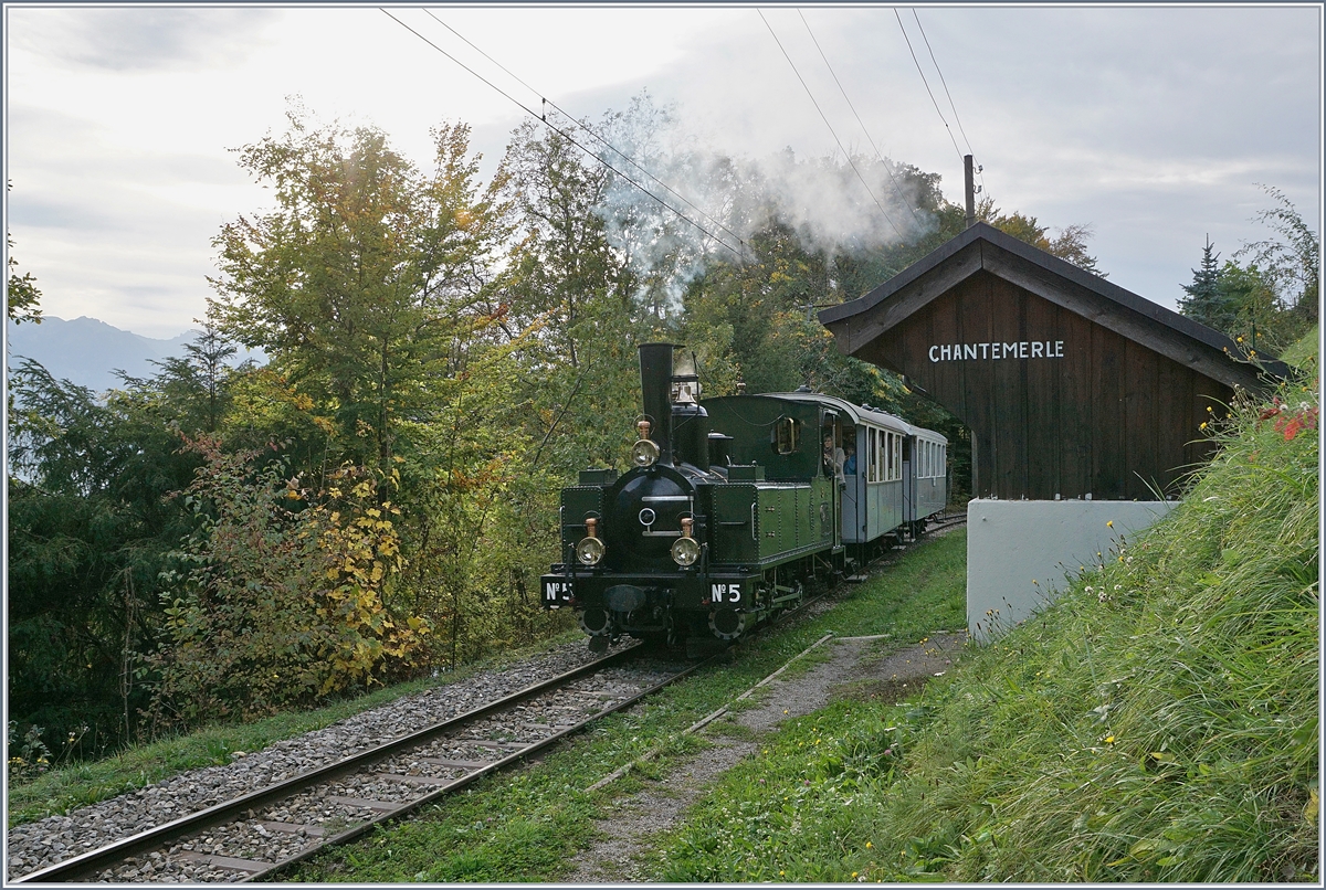 Die Blonay-Chamby G 3/3 N° 5 (ex LEB) mit einem kurzen Personenzug beim Haltepunkt Chantemerle. 

27. Okt. 2019