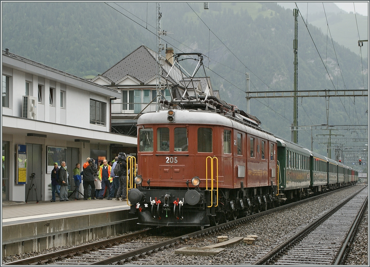 Die BLS Ae 6/8 205 erreicht Frutigen. Die nicht zu übersehene Medienpräsenz galt nicht der schönsten Erscheinung dieses Tages, sondern nur der Verkehrsministerin...
29. Juni 2013