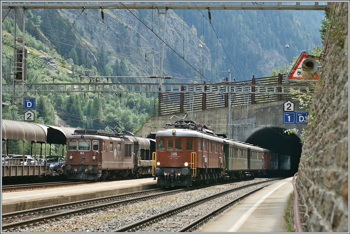 Die BLS Ae 6/8 205 erreicht mit ihrem S�drampenfest-Exrazug Goppenstein, w�hrend im Hintergrund die BLS Re4/4 163  Grenchen  im Autotunnel-Verkehr eingeteilt ist.
7. Sept. 2013