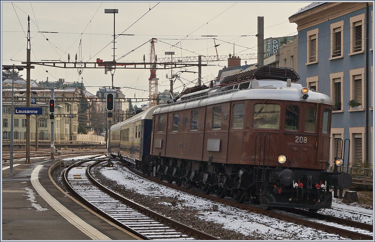 Die BLS Ae 6/8 208 erreicht mit ihrem Pullmann Weihnachts Express Lauanne.
2. Dez. 2017