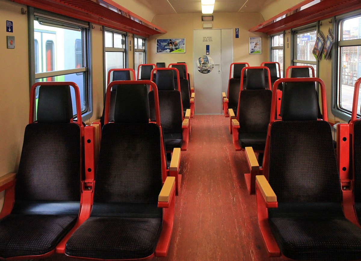 Die BLS besitzt 21 (ursprünglich 22) NPZ, die von ihr selbst bzw. ihren mitbetriebenen Bahnen beschafft wurden (mit Triebwagen 721-742), und 13 NPZ, die von der einstigen EBT-Gruppe (später RM, Regionalverkehr Mittelland) stammen (mit Triebwagen 230-242). Aeusserlich erscheinen die Züge als  normale  BLS NPZ, die Innenräume sind aber ganz anders gestaltet; in diesem Bild der Innenraum eines früheren EBT/RM-Zuges. 16.Februar 2021
