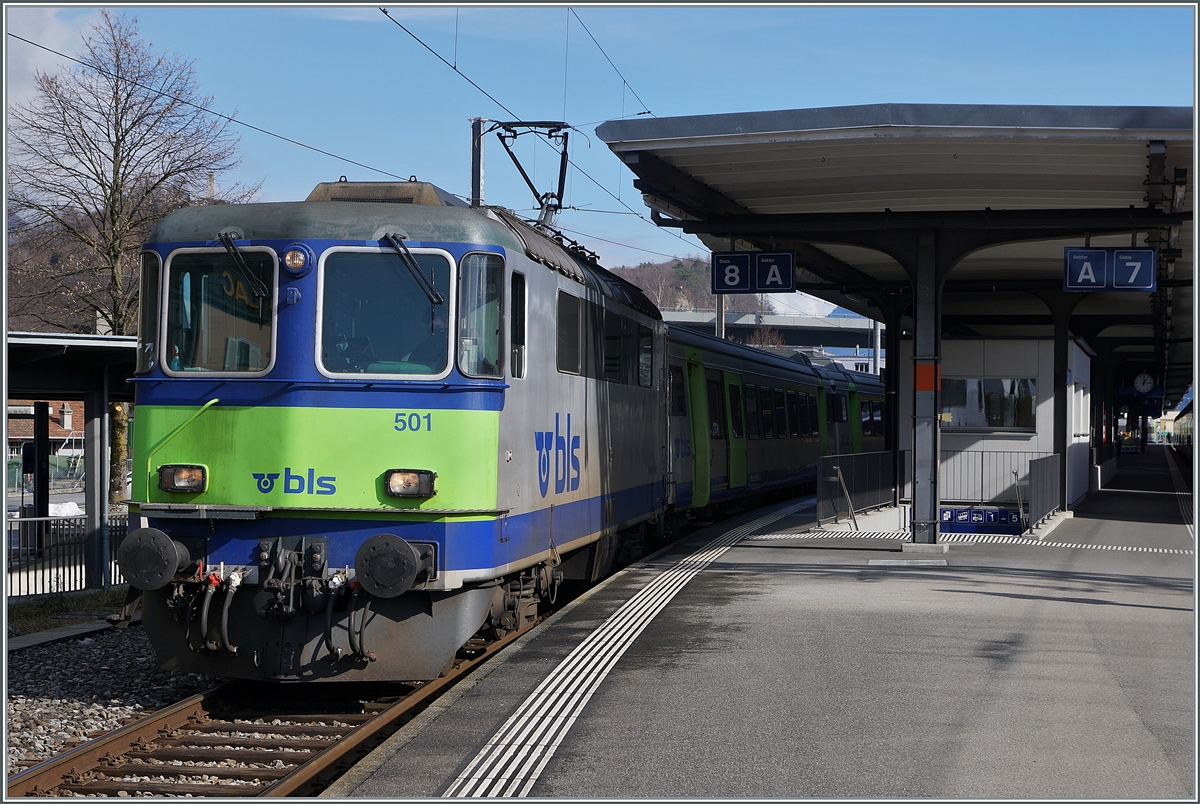 Die BLS Re 4/4 II 501 wartet mit ihrem RE nach Zweisimmen in Interlaken Ost auf die Abfahrt. 

17. Februar 2021