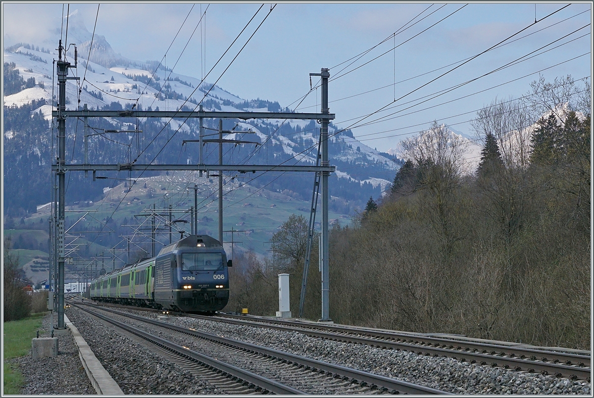 Die BLS Re 465 002 erreicht mit ihrem EW III Regionazug von Frutigen nach Spiez den Halt Mülenen. 

14. April 2021