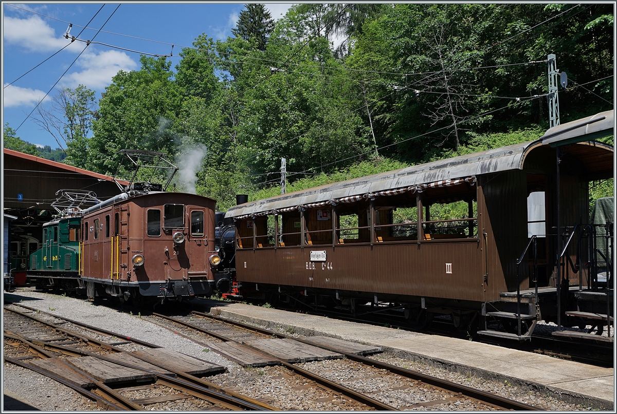 Die BOB HG 3/3 29 der Blonay Chamby Bahn in Chaulin vor dem Hintergrund des BOB Kaiserwagens.

13. Juni 2022
