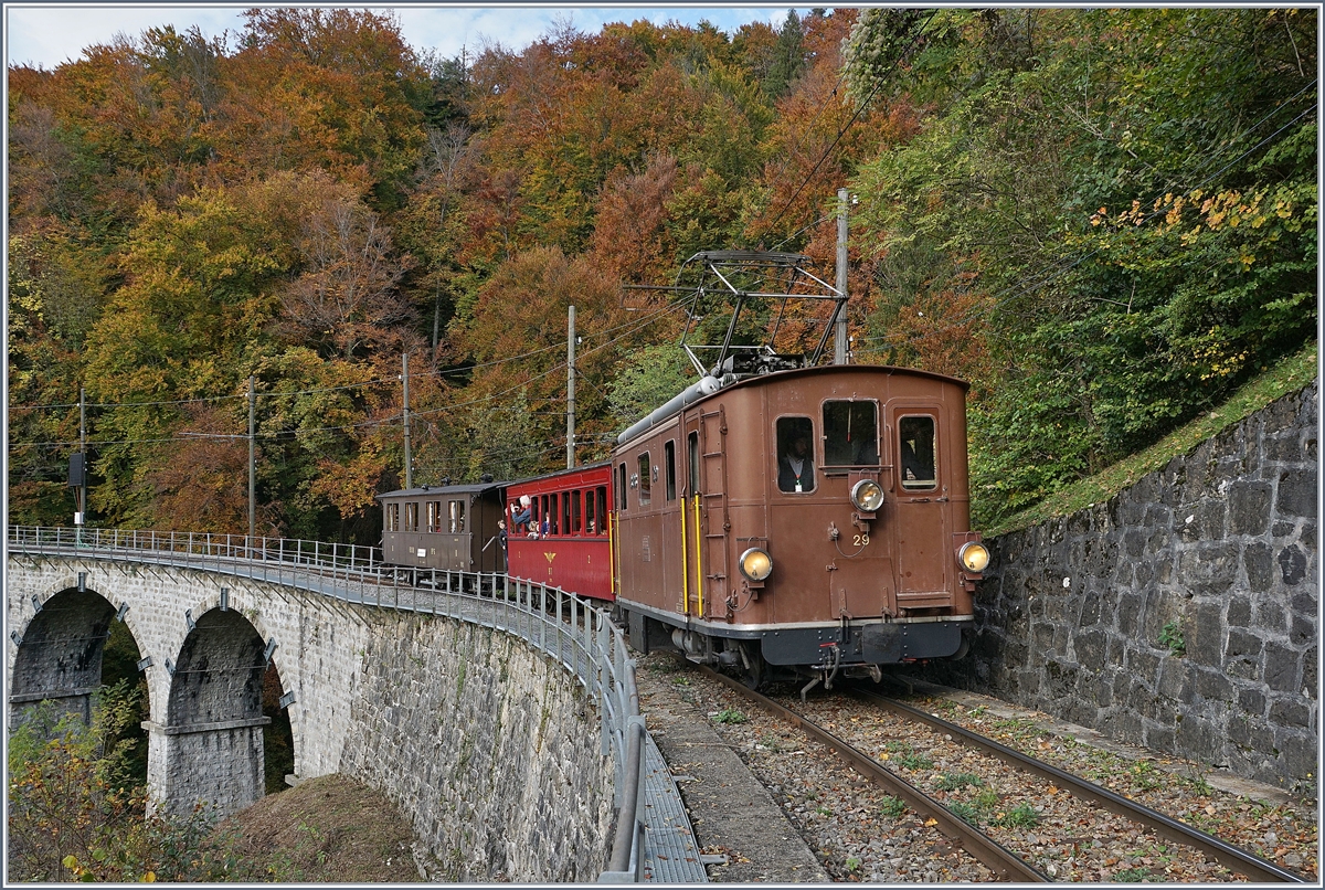 Die BOB HGe 3/3 29 ist mit ihrem Personenzug bei  Vers chez Robert  eingetroffen und nimmt nun die Steigung Richtung Chamby in Angriff. 

27. Okt. 2019