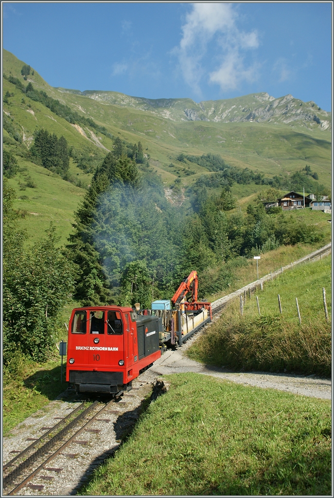 Die BRB Diesellok Hm 2/2 N� 10 verl�sst die Planalp mit einem Bauzug. 
30. Aug. 2013