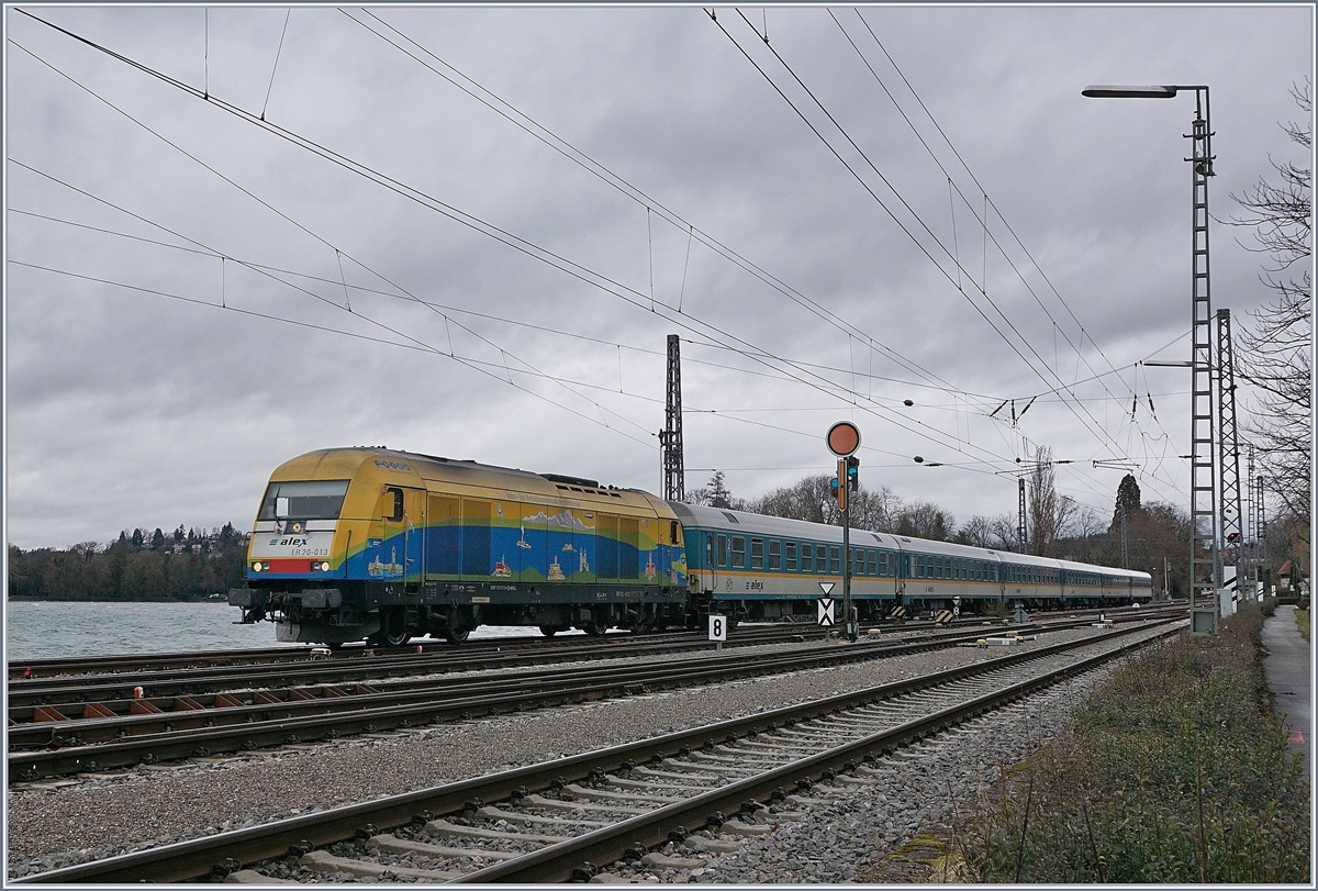 Die bunte Bodo ER 20-013 erreicht mit ihrem Alex Lindau Hbf.

16. März 2019