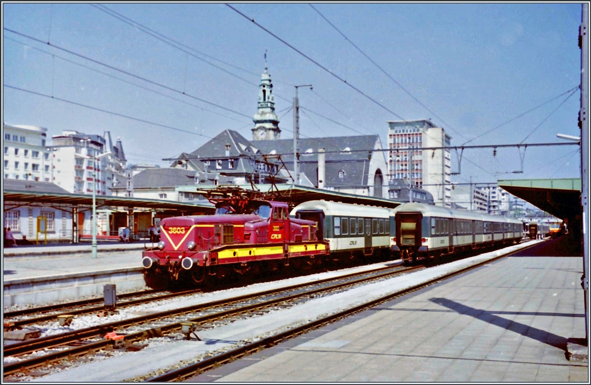 Die CFL 3603 steht mit einem Personenzug in Luxembourg. 

Analogbild vom 13. Mai 1998
