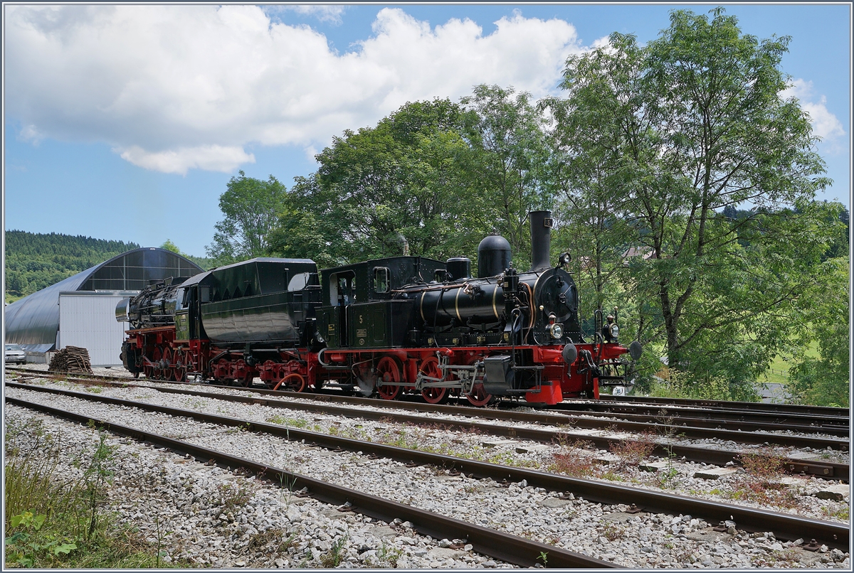 Die Coni Fer E 3/3 N° 5 und die 52 in Les Hôpitaux Neufs im Französischen Jura. 

16. Juli 2019