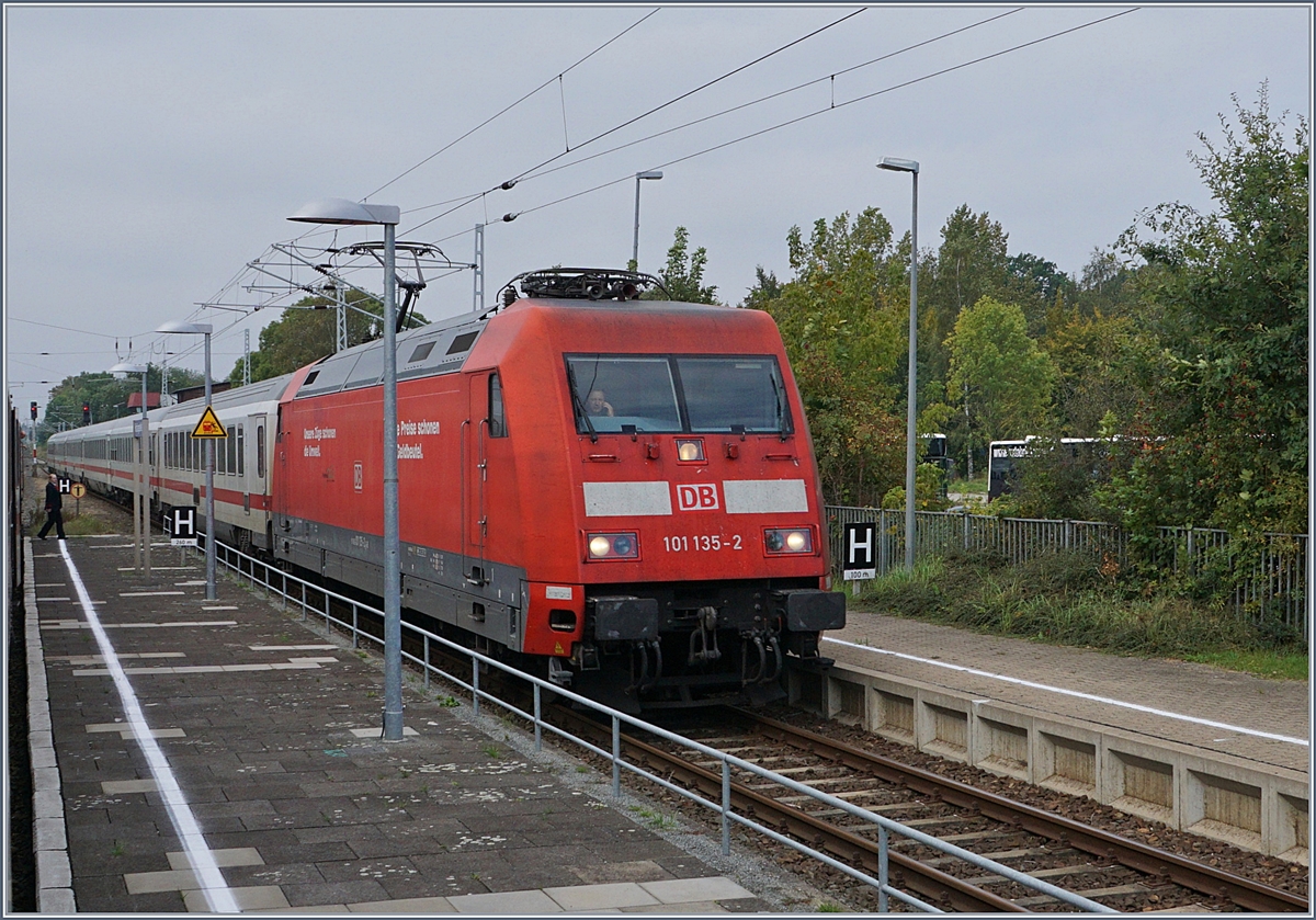 Die DB 101 135-2 erreicht mit ihrem IC nach Ostseebad Binz Ribnitz Dammgarten West.
26. Sept. 2017 