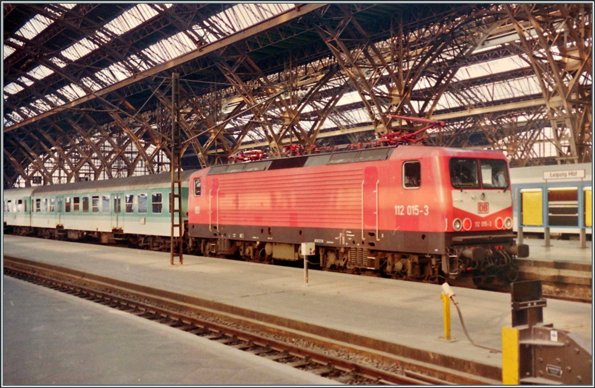 Die DB 112 015-3 in Leipzig 
Analogbild vom Herbst 1997