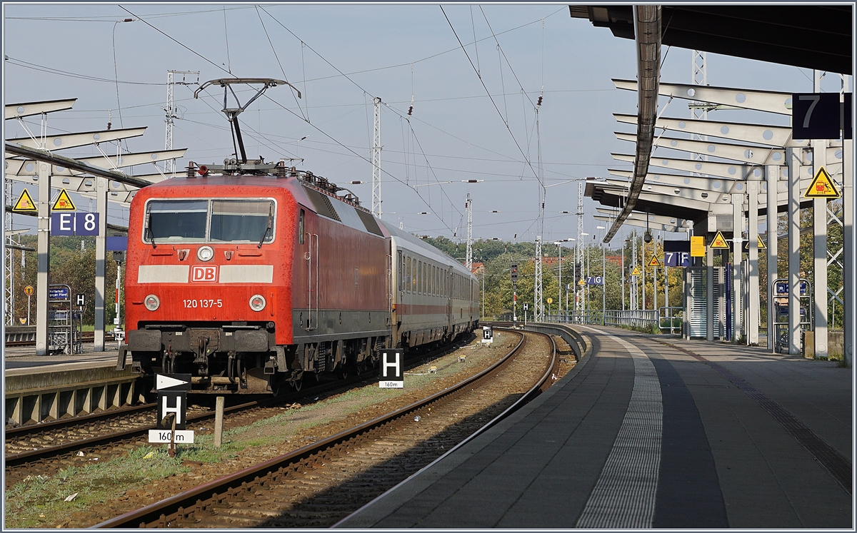 Die DB 120 137-5 verlässt Rostock mit einen Leer-IC Richtung Warnemünde.
30. Sept. 2017